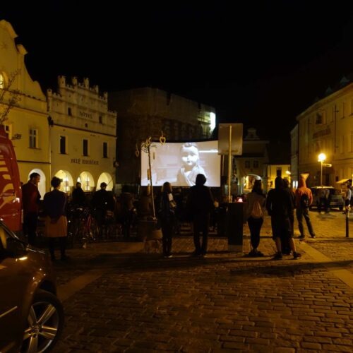 Pohled na promítání filmu na náměstí v Třeboni