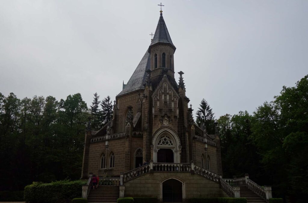 Přímý pohled na Schwarzenberskou hrobku