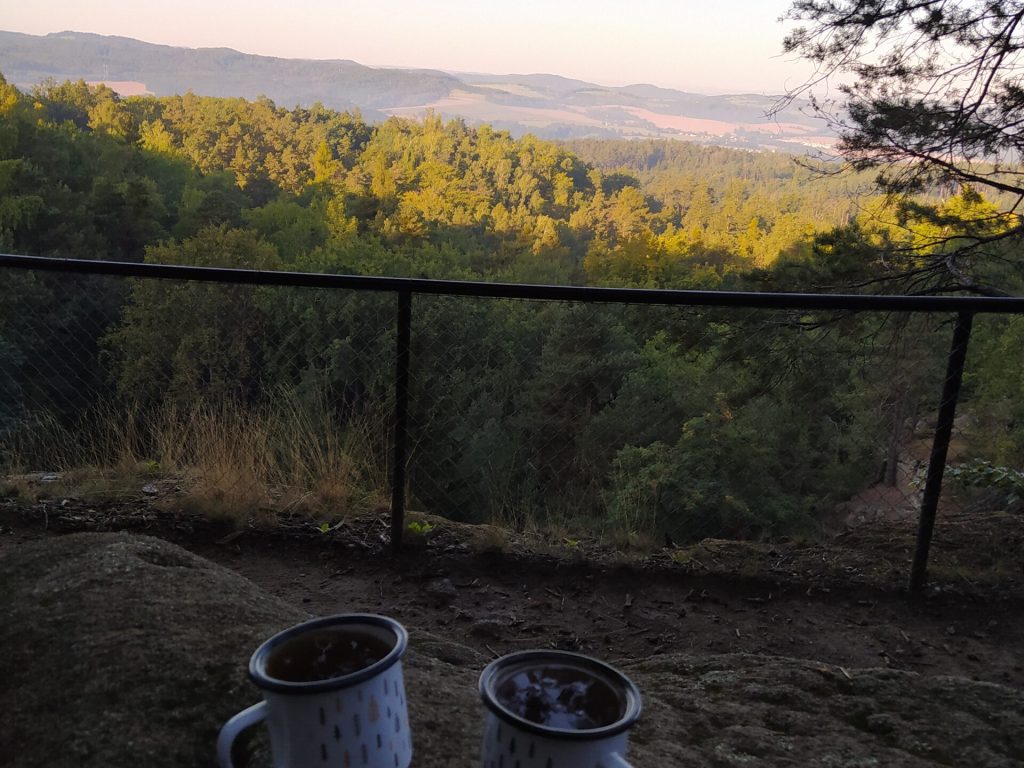 Ranní výhled na dolní Posázaví kde jsme spali pod širákem v okolí Týnce nad Sázavou a Benešova. Pohádkové výlety - spaní pod širákem