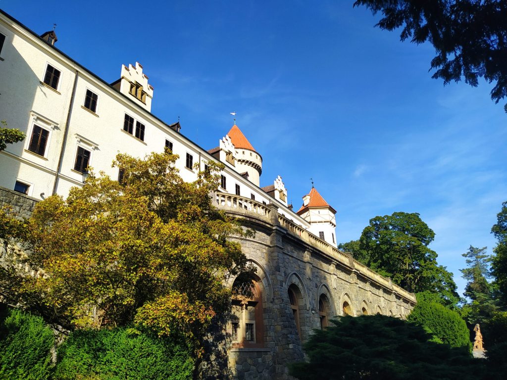 Hradby zámku konopiště. Pod širákem v Týnci nad Sázavou a Benešově. Spaní pod širým nebem v pohádkové krajině. Pohádkové výlety.