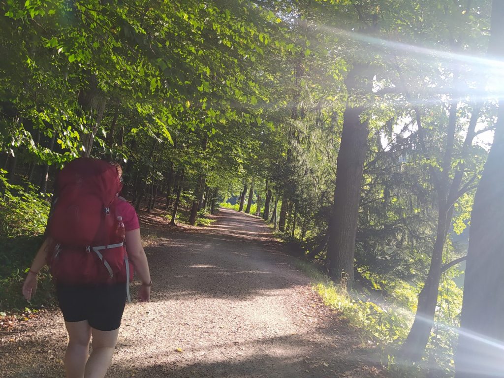 Cesta na Zřícenina hradu Kožlí. Pod širákem v Týnci nad Sázavou a Benešově. Spaní pod širým nebem v pohádkové krajině.