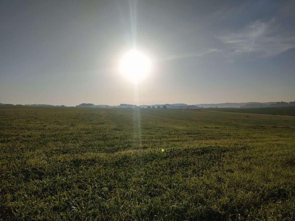 Východ slunce. Pohádkové výlety - Pod širákem v Týnci nad Sázavou a Benešově. Spaní pod širým nebem v pohádkové krajině.