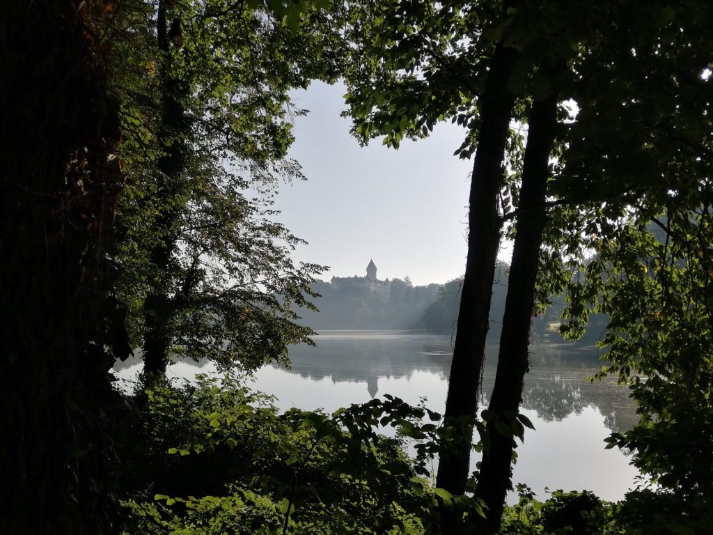 Pohled na Zámek Konopiště. Pod širákem v Týnci nad Sázavou a Benešově. Spaní pod širým nebem v pohádkové krajině. Pohádkové výlety.