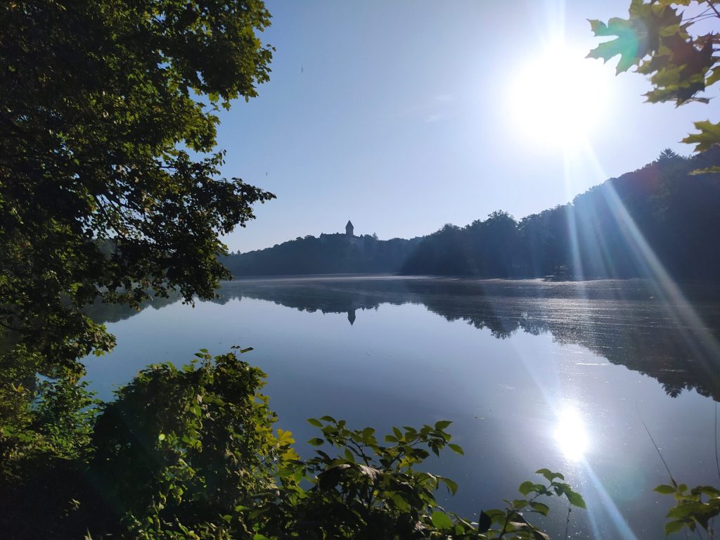 Východ slunce u zámku Konopiště. Pohádkové výlety - Pod širákem v Týnci nad Sázavou a Benešově. Spaní pod širým nebem v pohádkové krajině.