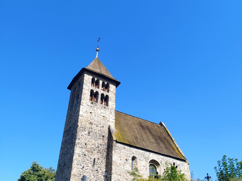 Kostel svatého Petra v Poříčí nad Sázavou. Pohádkové výlety - Pod širákem v Týnci nad Sázavou a Benešově. Spaní pod širým nebem v pohádkové krajině.