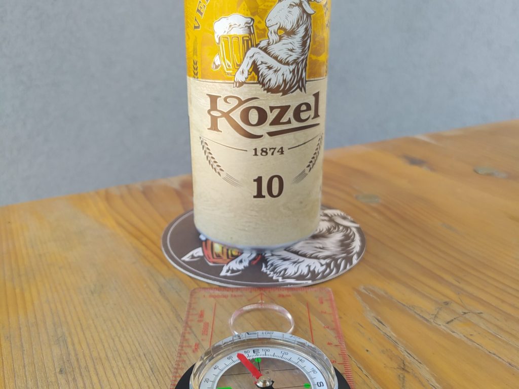 Azimut směr plechovka Kozel. Pohádkové výlety - Pod širákem v Týnci nad Sázavou a Benešově. Spaní pod širým nebem v pohádkové krajině.