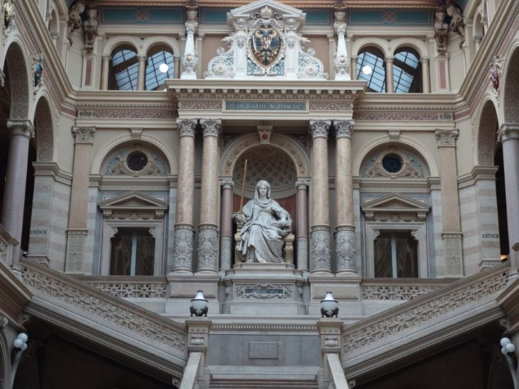 Pohled na sochu v Paláci spravedlnosti ve Vídni